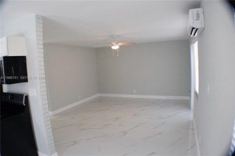 Снять в аренду виллу или дом в Халландейл-Бич, Флорида 2 спальни, 90.58м2, № 2048423 - фото 14