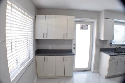 Снять в аренду виллу или дом в Халландейл-Бич, Флорида 2 спальни, 90.58м2, № 2048423 - фото 16