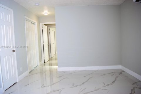 Снять в аренду виллу или дом в Халландейл-Бич, Флорида 2 спальни, 90.58м2, № 2048423 - фото 12