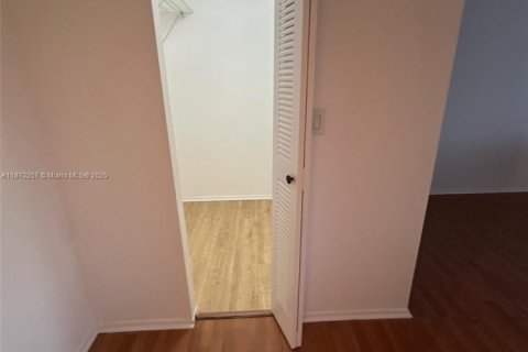 Condominio en venta en Hialeah, Florida, 1 dormitorio, 87.61 m2 № 1895660 - foto 4