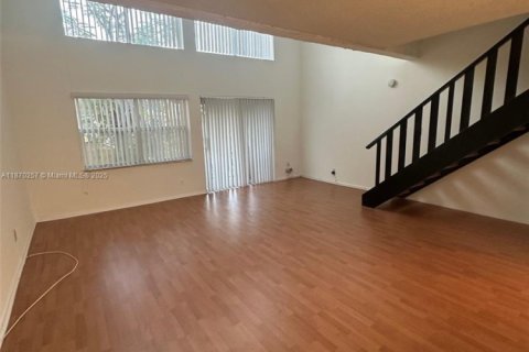 Condominio en venta en Hialeah, Florida, 1 dormitorio, 87.61 m2 № 1895660 - foto 9