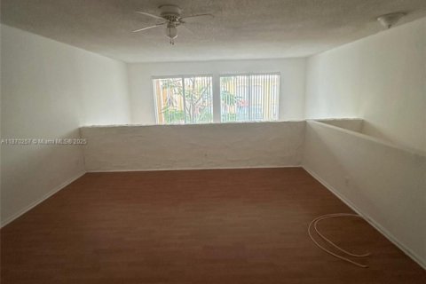 Condominio en venta en Hialeah, Florida, 1 dormitorio, 87.61 m2 № 1895660 - foto 5