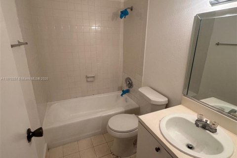 Condominio en venta en Hialeah, Florida, 1 dormitorio, 87.61 m2 № 1895660 - foto 2