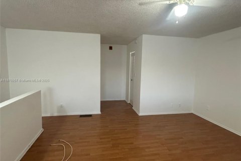 Condominio en venta en Hialeah, Florida, 1 dormitorio, 87.61 m2 № 1895660 - foto 6