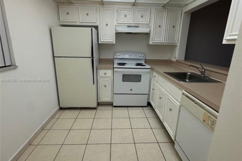 Condominio en venta en Hialeah, Florida, 1 dormitorio, 87.61 m2 № 1895660 - foto 1