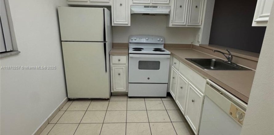 Condominio en Hialeah, Florida, 1 dormitorio № 1895660
