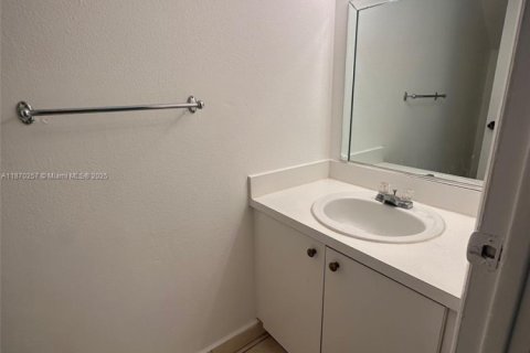 Condominio en venta en Hialeah, Florida, 1 dormitorio, 87.61 m2 № 1895660 - foto 10