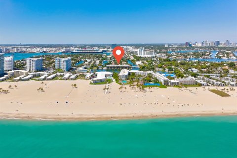 Adosado en Fort Lauderdale, Florida 2 dormitorios, 176.89 m2 № 2146608