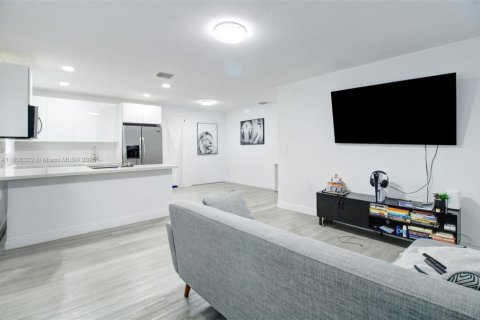 Casa en venta en Miami, Florida, 3 dormitorios, 128.21 m2 № 1934380 - foto 6