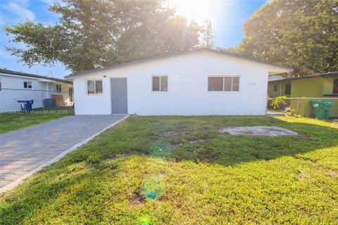 Casa en venta en Miami, Florida, 3 dormitorios, 128.21 m2 № 1934380 - foto 2