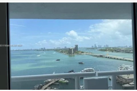 Condominio en Miami, Florida, 2 dormitorios  № 2034235