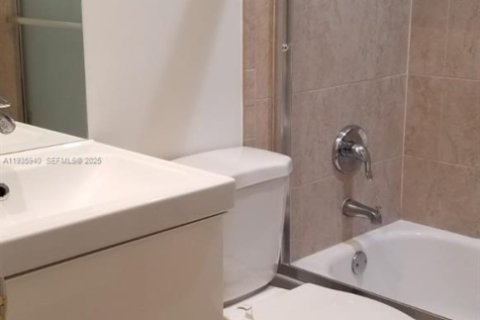 Condo in Miami, Florida, 2 bedrooms № 1994019 - photo 8