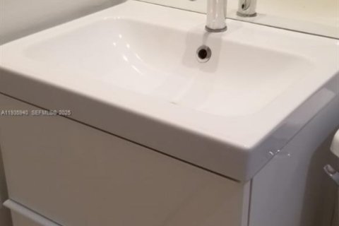 Condo in Miami, Florida, 2 bedrooms № 1994019 - photo 7