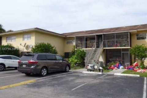 Condo in Miami, Florida, 2 bedrooms № 1994019 - photo 1