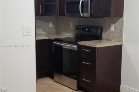 Condo in Miami, Florida, 2 bedrooms № 1994019 - photo 3