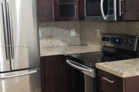 Condo in Miami, Florida, 2 bedrooms № 1994019 - photo 2