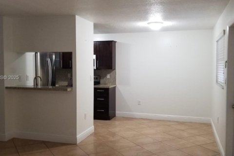 Condo in Miami, Florida, 2 bedrooms № 1994019 - photo 4