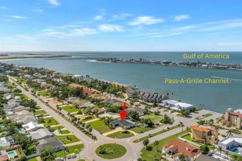 Villa ou maison à Tierra Verde, Floride 3 chambres, 161.84 m2 № 2425399