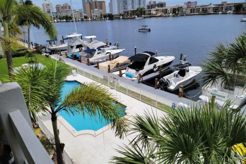 Condo in Hallandale Beach, Florida, 2 bedrooms  № 2083873 - photo 7