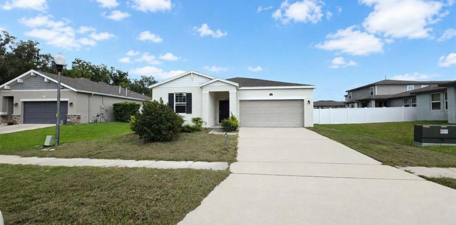 House in Leesburg, Florida 3 bedrooms, 124.67 sq.m. № 2197656