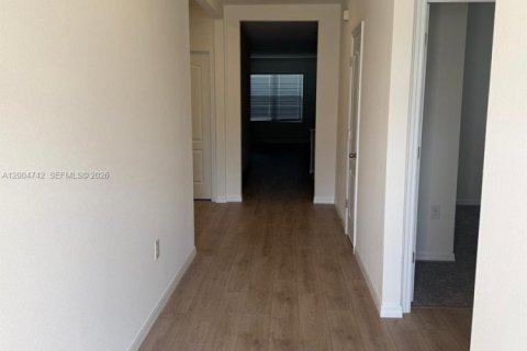 House in Saint Cloud, Florida 4 bedrooms № 2068756 - photo 12