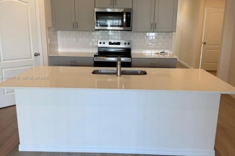 House in Saint Cloud, Florida 4 bedrooms № 2068756 - photo 5