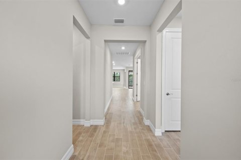 House in CEDAR GROVE AT THE WOODLANDS in North Port, Florida 4 bedrooms, 191.01 sq.m. № 2200605 - photo 4