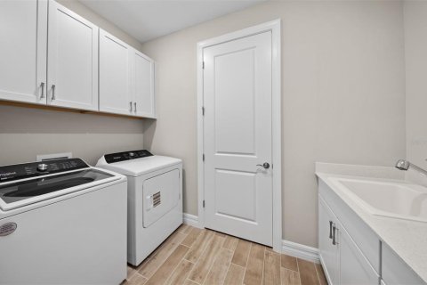 House in CEDAR GROVE AT THE WOODLANDS in North Port, Florida 4 bedrooms, 191.01 sq.m. № 2200605 - photo 6