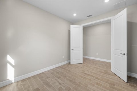 House in CEDAR GROVE AT THE WOODLANDS in North Port, Florida 4 bedrooms, 191.01 sq.m. № 2200605 - photo 11