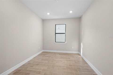 House in CEDAR GROVE AT THE WOODLANDS in North Port, Florida 4 bedrooms, 191.01 sq.m. № 2200605 - photo 10
