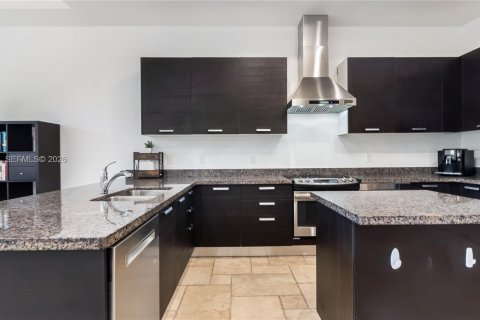 Townhouse in Doral, Florida 3 bedrooms, 173.26 sq.m. № 2025377 - photo 4