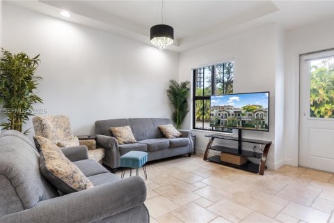 Townhouse in Doral, Florida 3 bedrooms, 173.26 sq.m. № 2025377 - photo 2