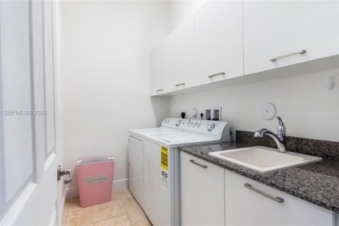 Townhouse in Doral, Florida 3 bedrooms, 173.26 sq.m. № 2025377 - photo 22