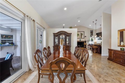 House in Palmetto Bay, Florida 5 bedrooms, 332.78 sq.m. № 2031387 - photo 10