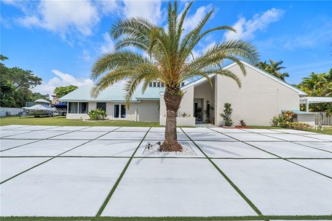 House in Palmetto Bay, Florida 5 bedrooms, 332.78 sq.m. № 2031387 - photo 3