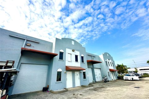 Commercial property in Opa-locka, Florida № 1731675 - photo 15
