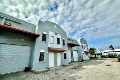 Commercial property in Opa-locka, Florida № 1731675 - photo 2