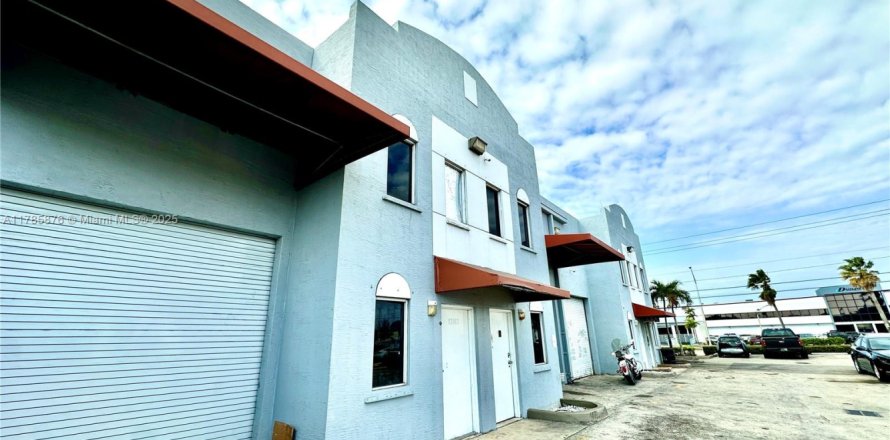 Commercial property in Opa-locka, Florida № 1731675