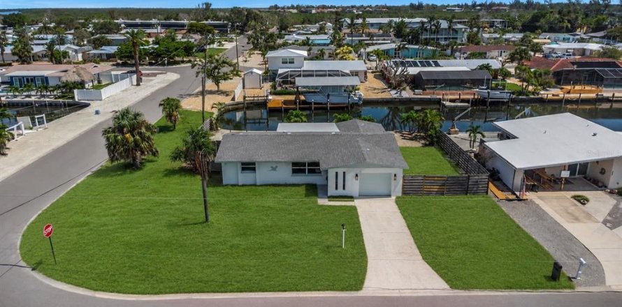 House in Bradenton, Florida 3 bedrooms, 135.27 sq.m. № 2226456