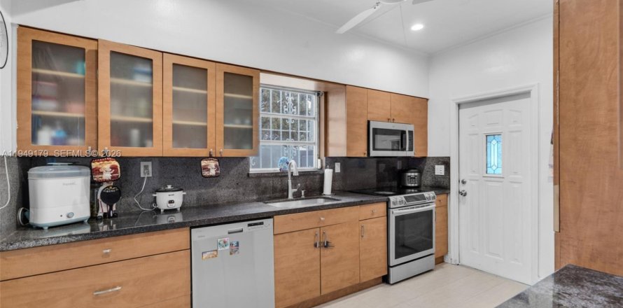 Дом в Майами, Флорида 4 спальни, 185.62м2 № 2005502