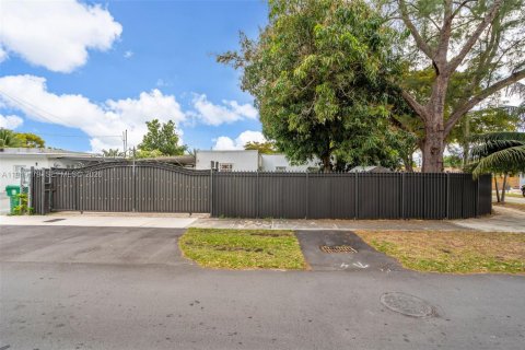 Купить виллу или дом в Майами, Флорида 4 спальни, 185.62м2, № 2005502 - фото 10