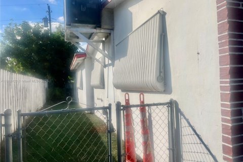 Casa en venta en Hollywood, Florida, 3 dormitorios, 160.35 m2 № 1973200 - foto 2