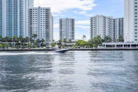 Condo in Hallandale Beach, Florida, 1 bedroom  № 1833860 - photo 12