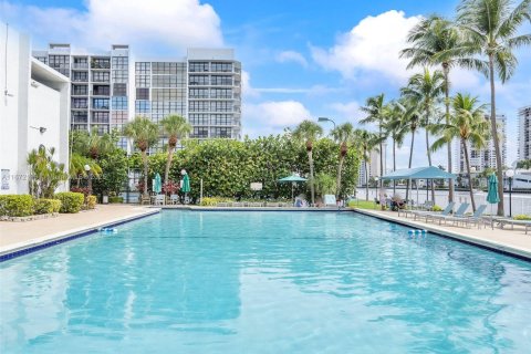 Condo in Hallandale Beach, Florida, 1 bedroom  № 1833860 - photo 19