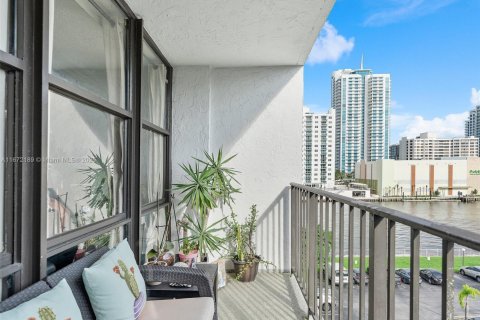 Condo in Hallandale Beach, Florida, 1 bedroom  № 1833860 - photo 14