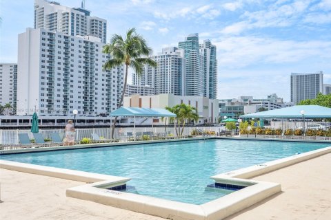Condo in Hallandale Beach, Florida, 1 bedroom  № 1833860 - photo 2