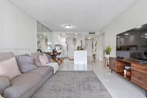 Condo in Hallandale Beach, Florida, 1 bedroom  № 1833860 - photo 7