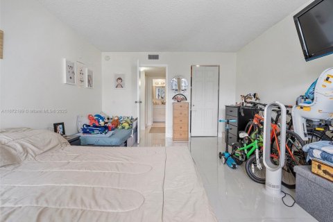 Condo in Hallandale Beach, Florida, 1 bedroom  № 1833860 - photo 10