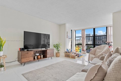 Condo in Hallandale Beach, Florida, 1 bedroom  № 1833860 - photo 8
