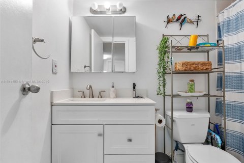 Condo in Hallandale Beach, Florida, 1 bedroom  № 1833860 - photo 13